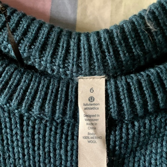 Lululemon size 6 sweater. Teal/green colour. Very good used condition. - Picture 3 of 5